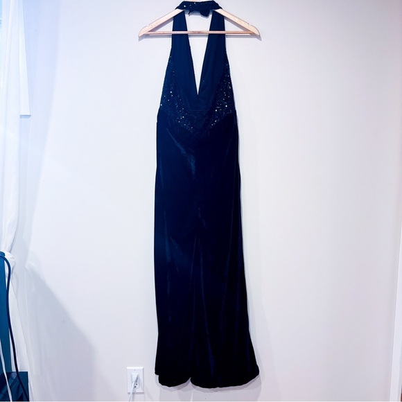 VENUS – Black velvet sequin halter jumpsuit with open back & wide leg * - Picture 2 of 9